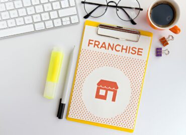 define franchisor and franchisee, what is the difference between a franchisor and a franchisee